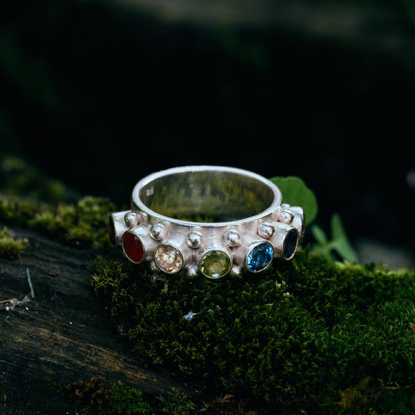 серебряное кольцо с чакровыми камнями
